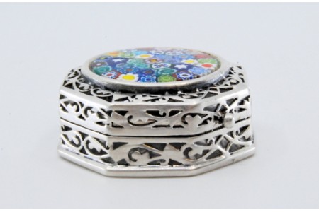 Caixa de comprimidos em prata recortada de forma octogonal e aplicação de vidro de murano na tampa basculante.